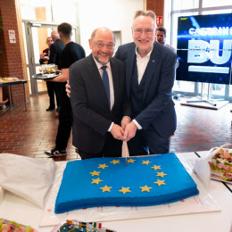 Martin Schulz und Bernd Lange Europakuchen